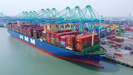 我國進(jìn)出口規(guī)模首破20萬億元 傳統(tǒng)貿(mào)易結(jié)構(gòu)優(yōu)化，